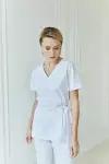 Медицинская хирургическая блуза 1073 от бренда Лечи красиво, цвет белый, размер 46
