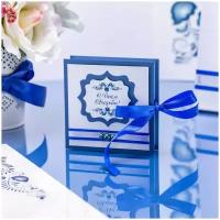 Небольшая шкатулка для денег на свадьбу молодоженам "Гжель" из плотной перламутровой бумаги с синими и белыми атласными лентами, гжельскими узорами и голубыми бусинами